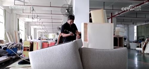 買 買 買 國產家具憑 硬核產業鏈 高時效交貨服務 過硬產品 圈粉海外消費者