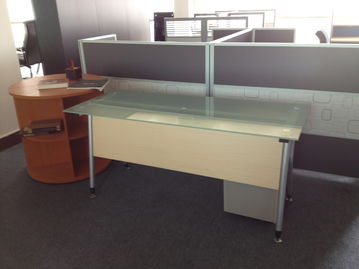 家具廠展廳換季清倉(cāng) 辦公臺(tái)、文員臺(tái)、會(huì)議臺(tái)、書(shū)柜半價(jià)拋售，需自提